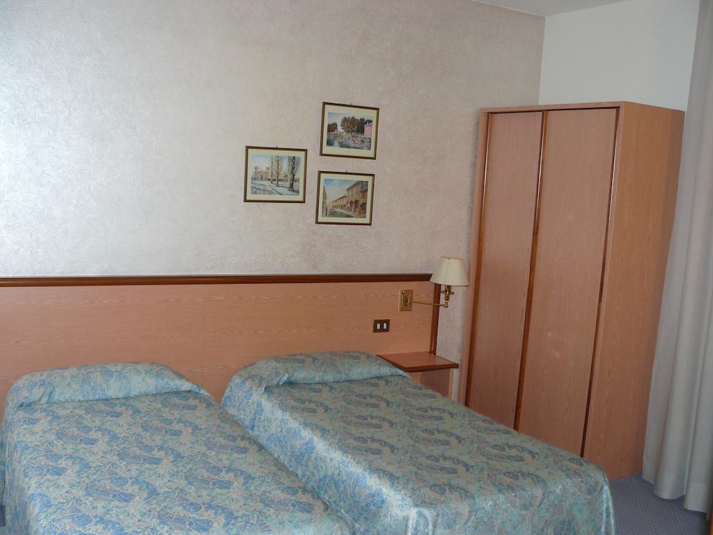 Confidence Hotel Europa Cento  Room photo